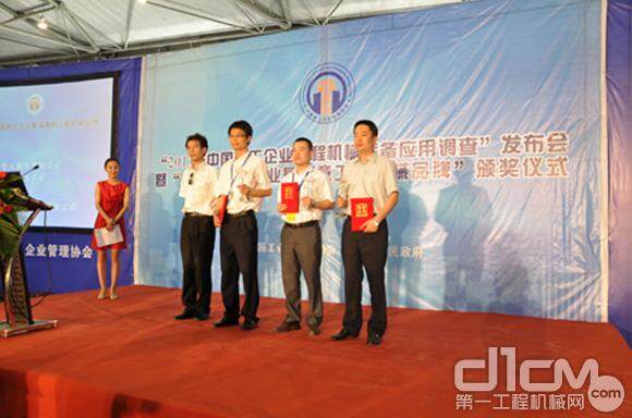 山推高票摘得“2012年中国施工企业最满意的工程机械品牌”