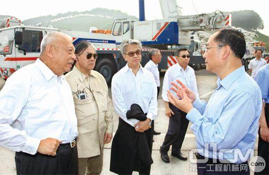 詹纯新董事长（右）向董建华先生（左）及代表团讲解中联重科主打产品的性能特点。伍云 摄