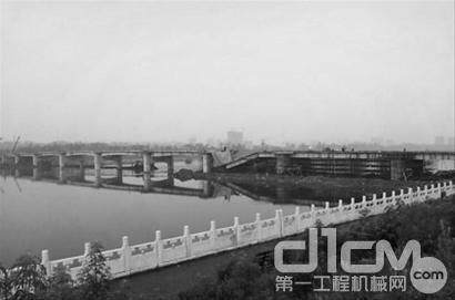 辽宁抚顺跨河大桥竣工前坍塌 投资近三千万
