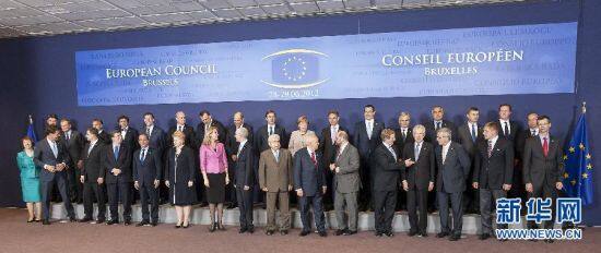 6月28日，在比利时首都布鲁塞尔，出席欧盟峰会的领导人拍摄集体照。当日，为期两天的欧盟夏季首脑会议在布鲁塞尔召开。会议期间，欧盟领导人将就促进经济增长展开讨论并有望推出全面的刺激经济增长方案