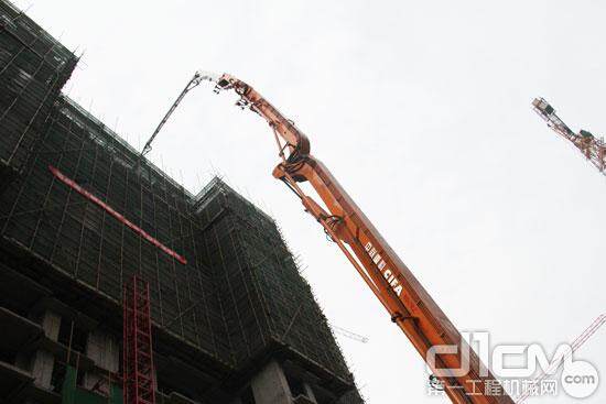 中联80m碳纤维臂架泵车施工现场