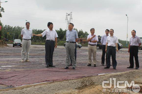 张义华董事长(左二)向何清华董事长(左三)介绍常林高端装备制造产业园项目建设情况