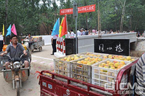 农民的千吨中熟优质鲜桃畅销京沪杭。