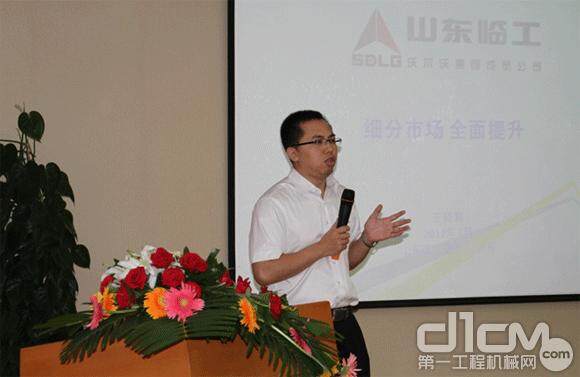 进出口公司总经理王晓辉对2012年上半年度工作做了总结发言