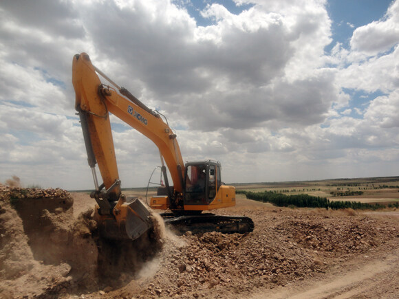 内蒙古草原上的建设者徐工挖掘机
