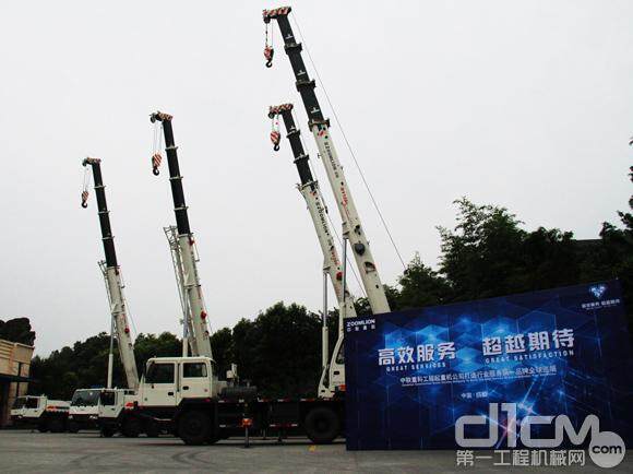 中联工起2012服务品牌全球巡展西南区成都站外场展示的威风系列汽车起重机