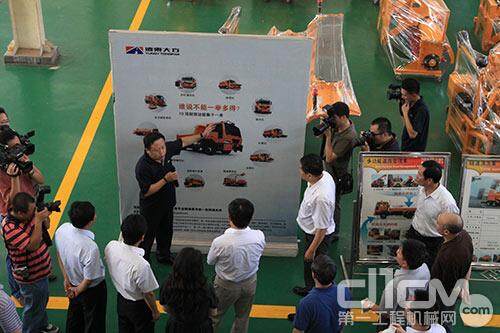 高远圣工总经理陈琦介绍路面养护机械产品
