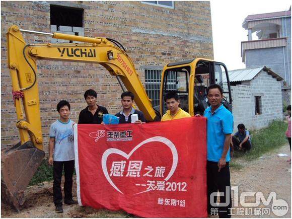 广西桂东南大区服务工程师陶仁安(右一)和客户合影留念