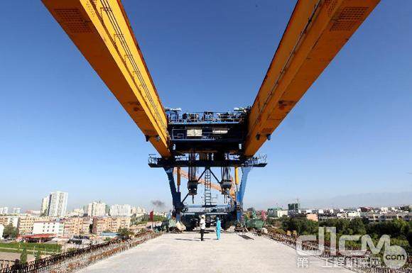 8月1日，架桥机在兰新高铁新疆哈密立交特大桥上架设第576片箱梁