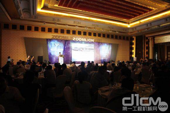 2012年8月6日，中联工起2012服务品牌全球巡展东北区启动仪式在沈阳举行，150余名客户朋友参加了此次盛典。