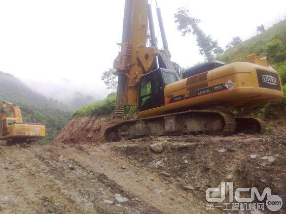 雷沃FR630D旋挖钻机在四川广元山地施工