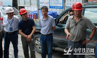 曾继光（左一）刘一乔（左三）陪同商富咸（右二）郑益新（左二）检查百乐隧道斜井
