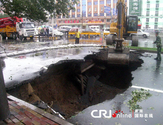 哈尔滨路面塌陷 出现5米深大坑 挖掘机等机械在救援现场