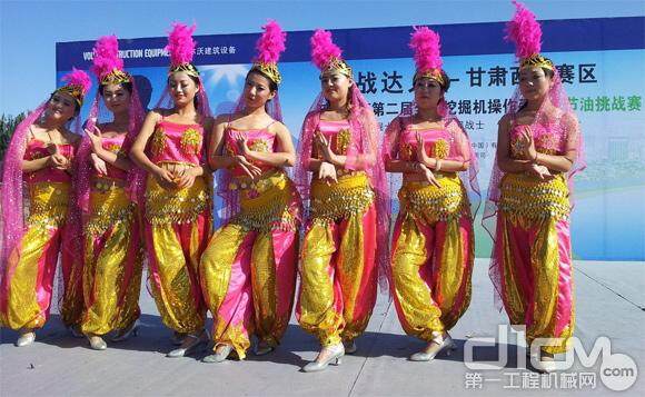 沃尔沃掘战达人挑战赛甘肃北赛区城市赛：开幕式上，工作人员为选手们带来了精心编排的印度舞。