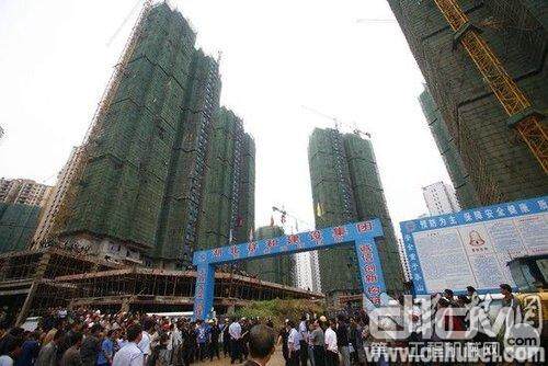 武汉工地载人电梯从30层突然坠落现场