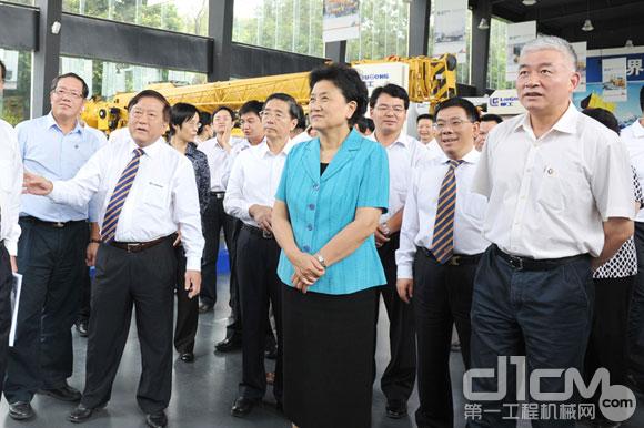 刘延东（前排左二）参观公司文化和产品展厅。