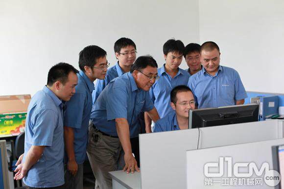 柳工首席科学家初长祥正带领着柳工科研团队工作