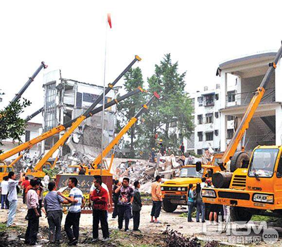 徐工千里驰援四川地震灾区，成为工程机械行业第一支到达灾区的援助力量