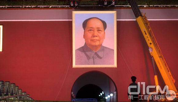 2012年9月28日晚，徐工起重机圆满完成毛主席像“更新”任务。