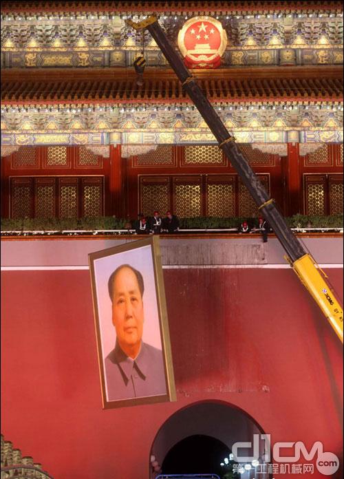 徐工起重机再次亮相北京天安门，起重毛主席画像。