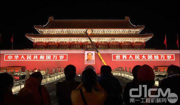 徐工起重机将新绘制的毛主席像悬挂在粉刷一新的天安门城楼上，天安门城楼将以崭新的面貌喜迎中华人民共和国成立63周年