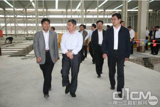 菏泽市市委书记赵润田（前中）、市长孙爱军（前右）在高精密铸件项目建设现场考察 