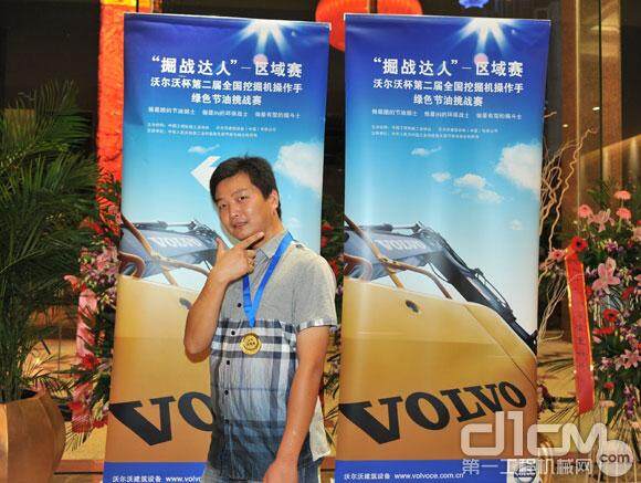 华东赛区晋级总决赛的选手中的人气大明星：汪院愿（奋斗哥）上海赛区26岁 开挖掘机10年