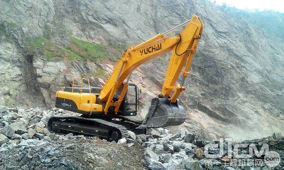 玉柴YC360-8液压挖掘机在石矿山中作业