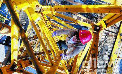 塔吊女操作工胆量非凡 工作在城市百米高空