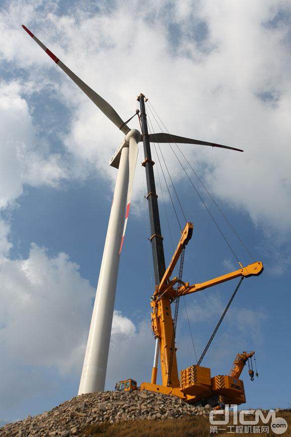 徐工QAY800成功完成了浑源风电场的1.5兆瓦风机吊装任务