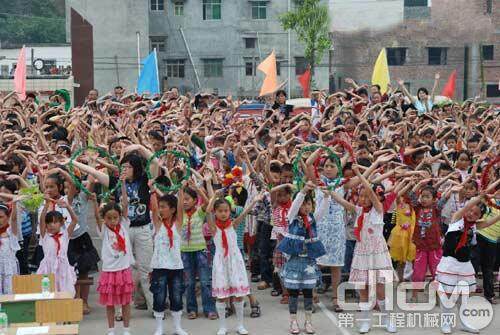 卡特彼勒参与捐资兴建的灾区小学奠基 孩子们唱起“感恩的心”