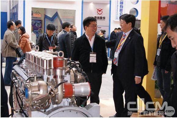 厦工股份执行总裁白飞平先生访问中国重汽发动机展台