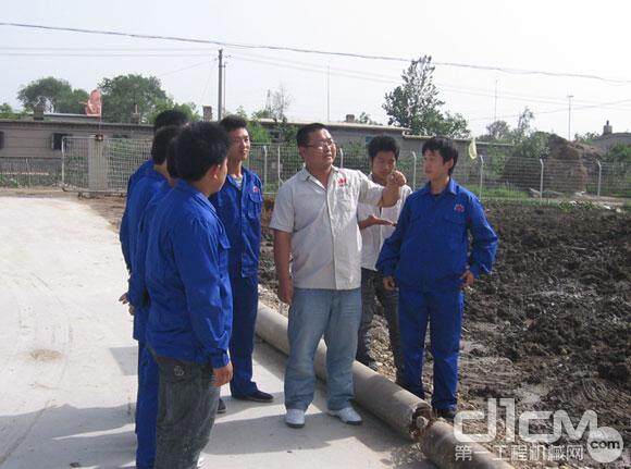 李方勇(中)在施工现场向学员传授基础知识