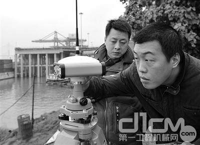 工作人员操作GPS，为长江电子航道图提供数据更新