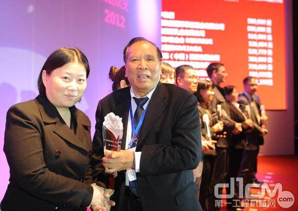 中国扶贫基金会向卡特彼勒颁发“2012年度扶贫明星奖”奖杯