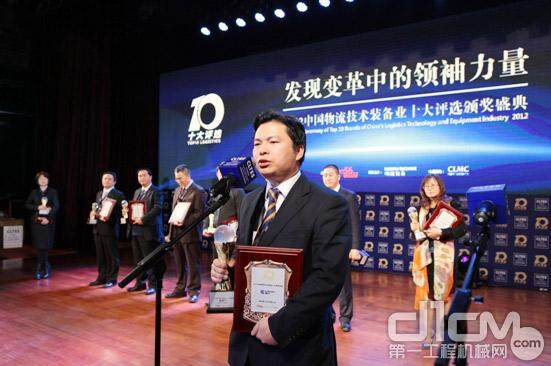 图为王太平副总裁在大会上作获奖感言