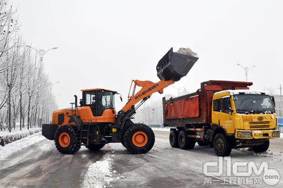 发展不忘感恩 英轩重工装载机义务除雪