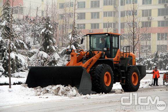 发展不忘感恩 英轩重工装载机义务除雪