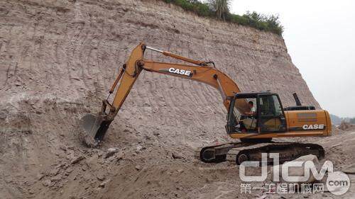 凯斯CX240B和采挖的砂岩原材料
