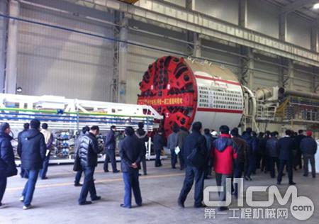 与会人员参观了中国铁建重工的盾构制造组装车间 