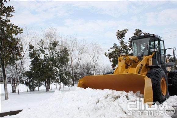 沃得重工装载机参与清理积雪