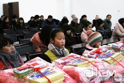 高远圣工把衣物及学习用品送到贫困儿童的手中