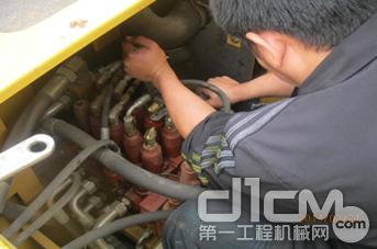 柳工海南服务人员分享一次设备漏油的维修