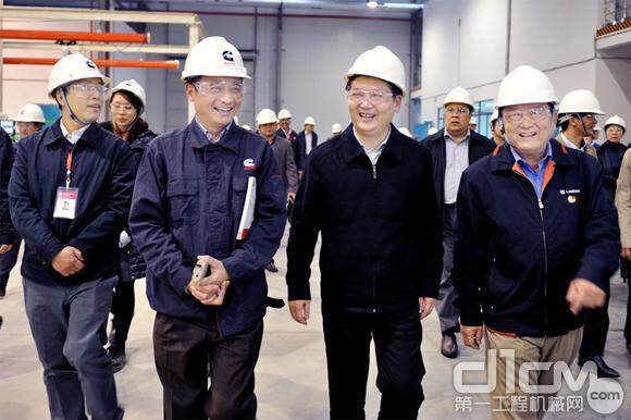 新任柳州市市长肖文荪来到柳江县新兴工业园，对广西康明斯动力公司新厂房的建设情况进行调研。