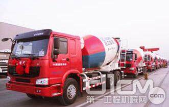 中国重汽30辆LNG水泥搅拌车交付徐州用户