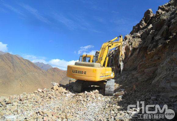 力士德挖掘机西藏开天辟地 海拔4500米照常施工