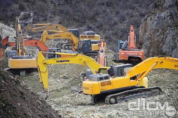 西藏墨竹工卡县发生山体滑坡 工程机械救援
