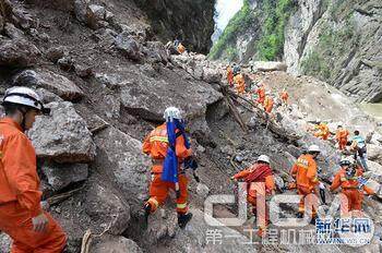 救援部队进入四川雅安地震区展开救援