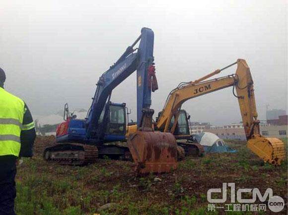 山重建机挖掘机深入芦山县城重灾区开展救援