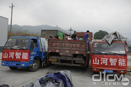 救援物资紧急分装至利于通行的小型货车